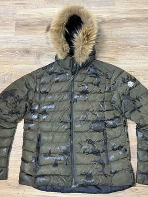Moncler Byron καμουφλάζ μπουφάν με πούπουλο μεταχειρισμένο, μέγεθος L