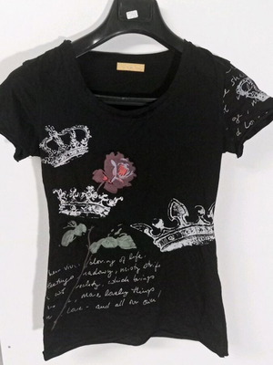 ROYALBLU μαύρο T-shirt με κορώνες και τριαντάφυλλα με μικρό ξηλωμα στη μασχάλη