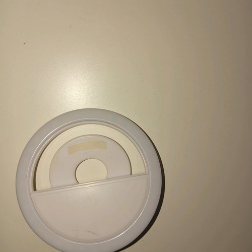 Ring light for mobile like new with clip and 2 lighting levels