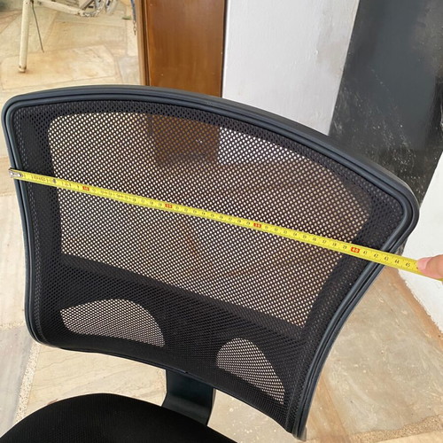 Office chair like new with minor height adjustment issue