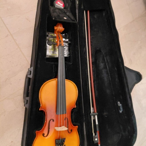 Violin 3/4 and 1/2 size like new with bow and strings