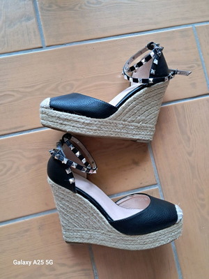 Μαύρες δερμάτινες πλατφόρμες με τρουκς Νο39, 13εκ., ελάχιστα φορεμένες