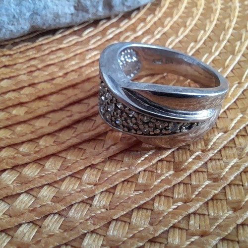 Silver 925 ring with zircons size 9.5 like new