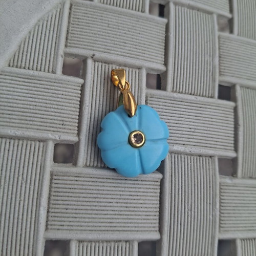 Motif stone pendant like new