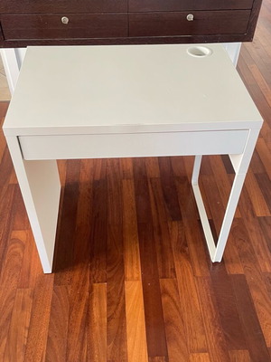 Γραφείο Ikea Micke μεταχειρισμένο 50x73 cm