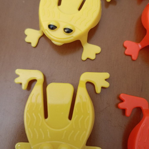 Jumping Frogs Kids Game with Green Leaf like new