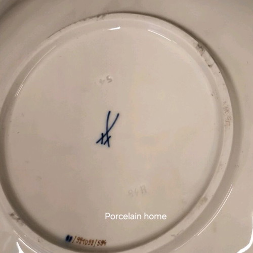 Πιατέλα Meissen σαν καινούργια με κοβαλτένιο φόντο και χρυσή ανάγλυφη διακόσμηση