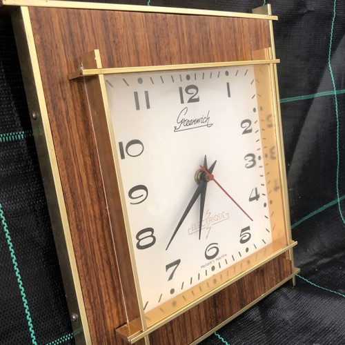 Greenwich electric wall clock like new, functional