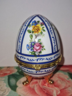 Limoge porcelain decorative egg like new