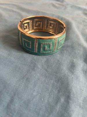 Maiandros bracelet like new with elastic clasp, blue