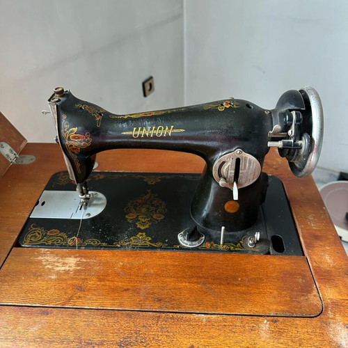 Union sewing machine in cabinet used, working