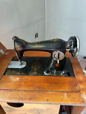 Union sewing machine in cabinet used, working
