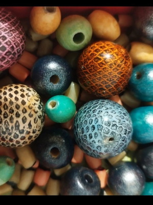 Multicolor beads set like new, wood, porcelain and acrylic