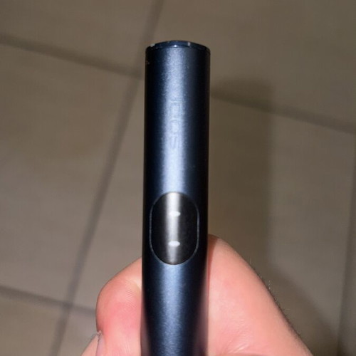 IQOS ILUMA i Midnight Black used with base and holder