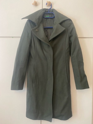 Benetton coat used, size 38, cypress color without belt