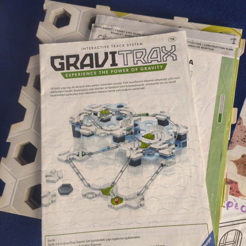 Gravitrax game with tracks