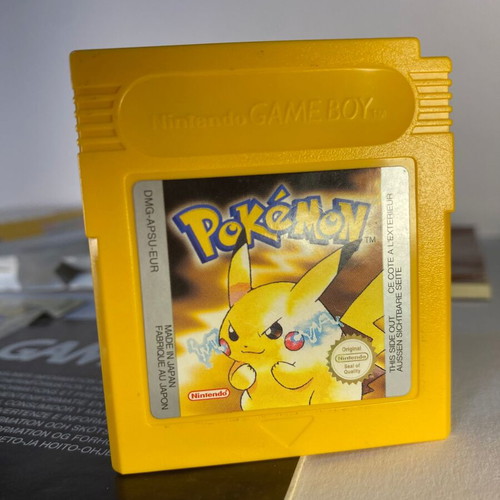Pokemon Yellow Special Pikachu Edition Game Boy like new, first English print 00