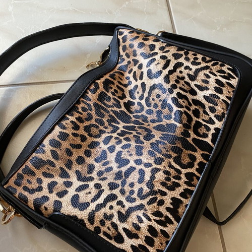 Leopard shoulder bag like new, medium size, black and brown