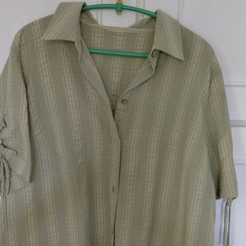 Cotton shirt like new, green tones, unique sleeves