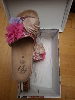 Colors Of California Anatomical Pink Sandals New, Floral and Strass