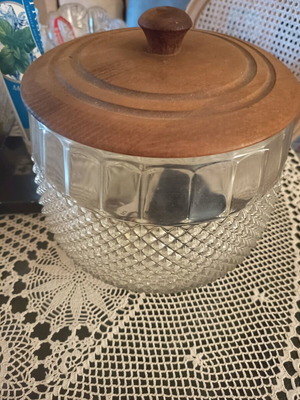 Glass fruit bowl with wooden lid like new