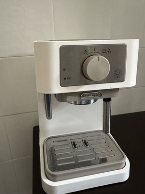 De'Longhi Stilosa EC260 Espresso Machine like new, white