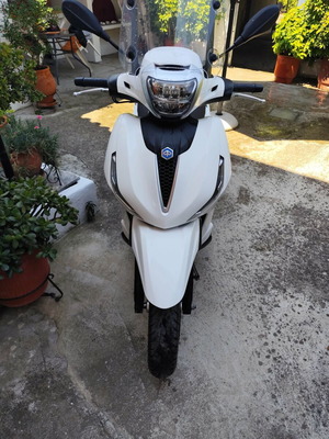Piaggio Beverly 400 scooter, white, 400 cc, automatic