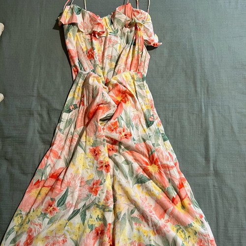 Maxi dress floral like new, size Small, strap details