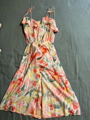 Maxi dress floral like new, size Small, strap details