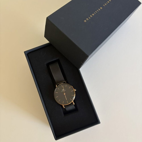 Daniel Wellington Petite Ashfield 32mm women's watch like new, black metal bracelet