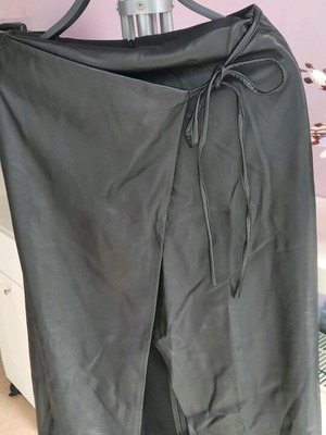 Δερμάτινη φούστα ασύμμετρη μαύρη Stradivarius καινούργια, μέγεθος S