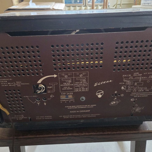 Παλαιά ραδιόφωνα 2 τεμάχια και γραμμόφωνο σαν καινούργια