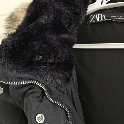 Zara winter jacket like new, black, with pockets and fur hood, size XS