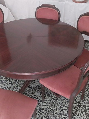 Classic dining set with table and 6 chairs, like new, solid wood