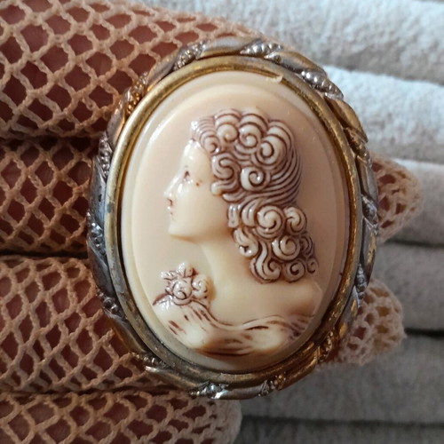 Vintage cameo pin Chezchoslovakia metal new 5cm x 3.5cm