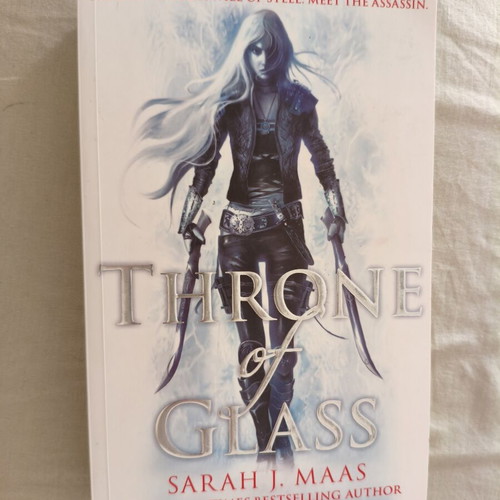 Throne of Glass by Sarah J. Maas like new, English