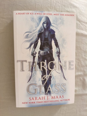 Throne of Glass by Sarah J. Maas like new, English