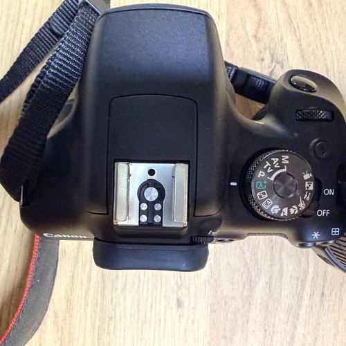 Canon EOS 2000D DSLR φωτογραφική μηχανή σαν καινούργιο με φακό EF-S 18-55mm IS II και αξεσουάρ