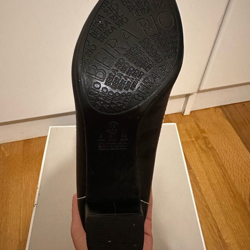 Beira Rio black sandals with gold buckle like new, size 35