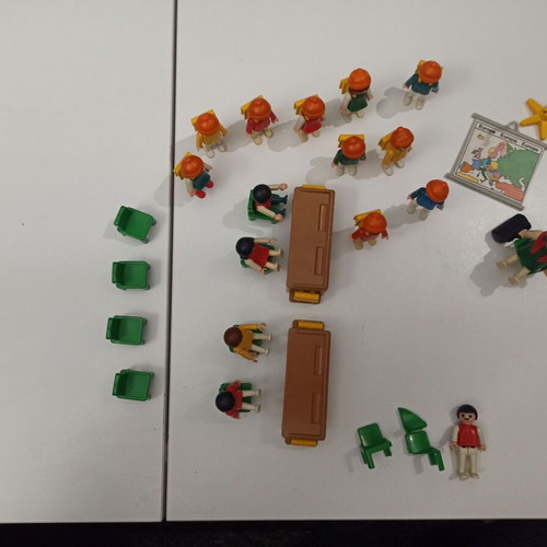 Playmobil vintage 1985 3522 school classroom with children and teacher used, many pieces