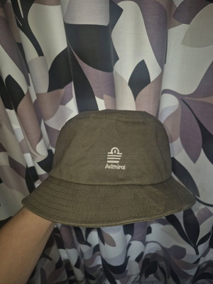 Admiral bucket hat like new, oil color, size M