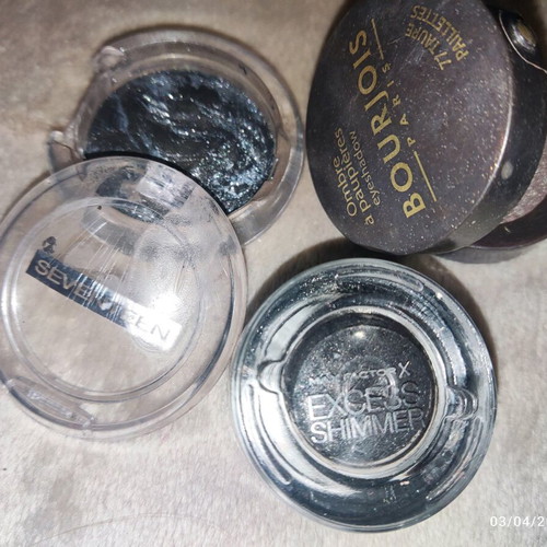 Set of branded eyeshadows used, complete package