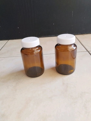 Γυάλινα μπουκαλάκια σαν καινούργια, σετ 2 με πλαστικό καπάκι