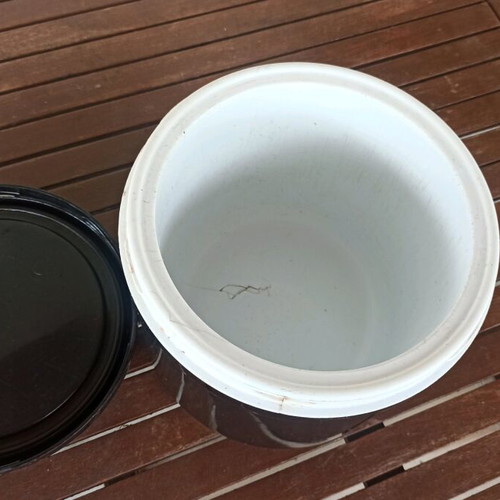 Ice storage used with crack at the bottom