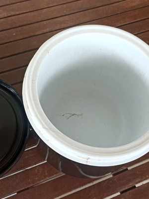 Ice storage used with crack at the bottom