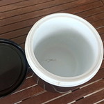 Ice storage used with crack at the bottom