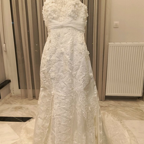 Wedding dress new off white with appliqué lace and veil