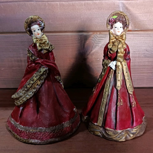 Vintage ladies of the era set of 2, like new