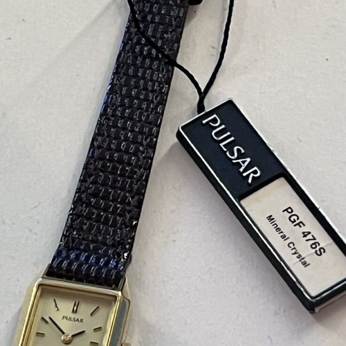 Pulsar vintage mini 17mm wristwatch like new, gold