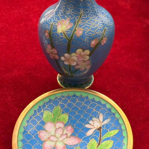 Cloisonné set like new, three vases with plate